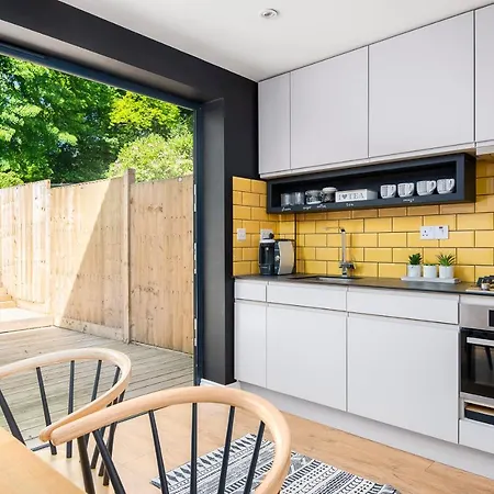 2 Bed House Close To Town Centre Bracknell Exterior foto